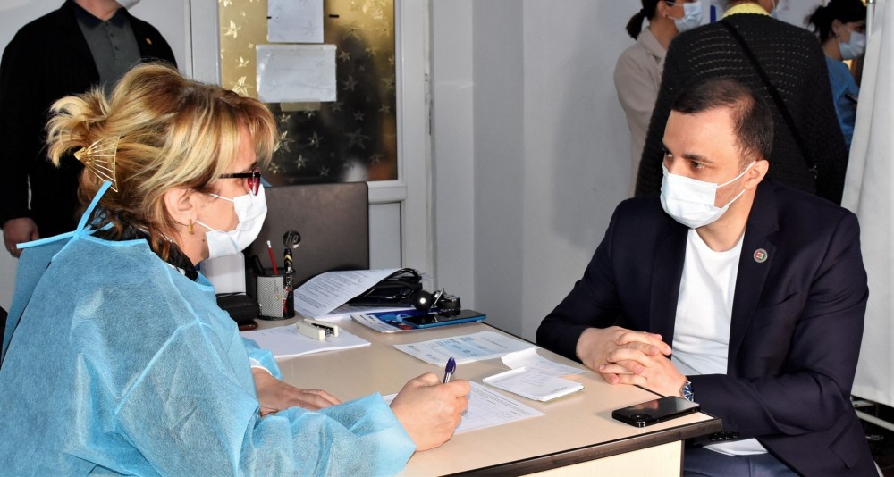 აჭარის უმაღლესი საბჭოს თავმჯდომარე დავით გაბაიძე ჩინური ''სინოფარმის'' ვაქცინით აიცრა