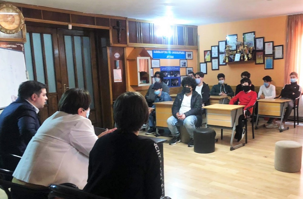 ცოტნე ანანიძე ქ.ბათუმის კერძო სკოლა „განათლების“ მე-9, მე-10 კლასის მოსწავლეებს შეხვდა