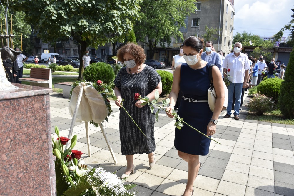უმაღლესი საბჭოს წევრებმა ბათუმში სამშობლოსათვის დაღუპული გმირები გაიხსენეს