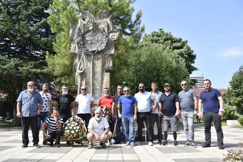უმაღლესი საბჭოს წევრებმა ბათუმში სამშობლოსათვის დაღუპული გმირები გაიხსენეს