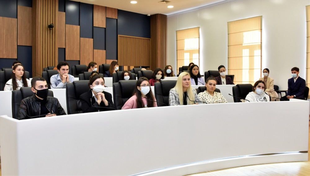 შეხვედრა ახალგაზრდებთან