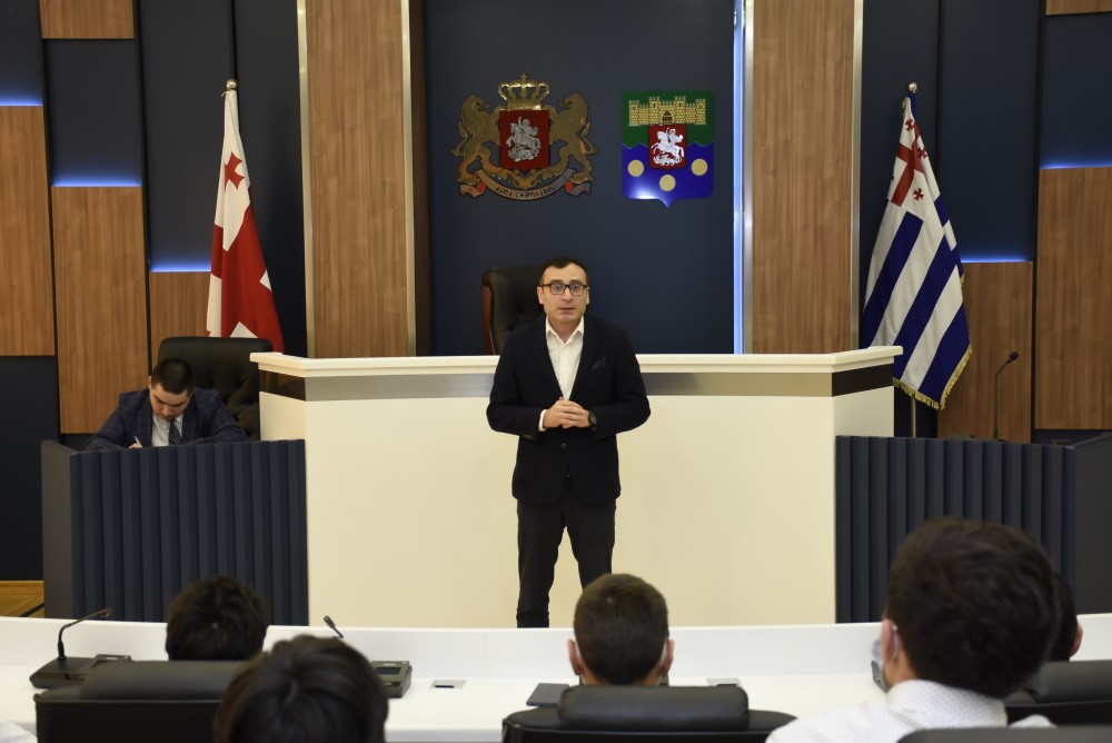 ტიტე აროშიძემ შპს კავკასიის ბიზნეს სკოლის მოსწავლეებს უმასპინძლა