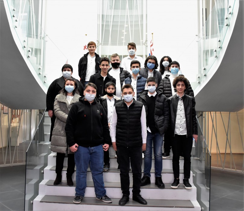 ტიტე აროშიძემ შპს კავკასიის ბიზნეს სკოლის მოსწავლეებს უმასპინძლა