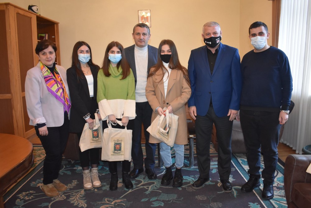 ფრიდონ ფუტკარაძემ სტიპენდიანტები დააჯილდოვა