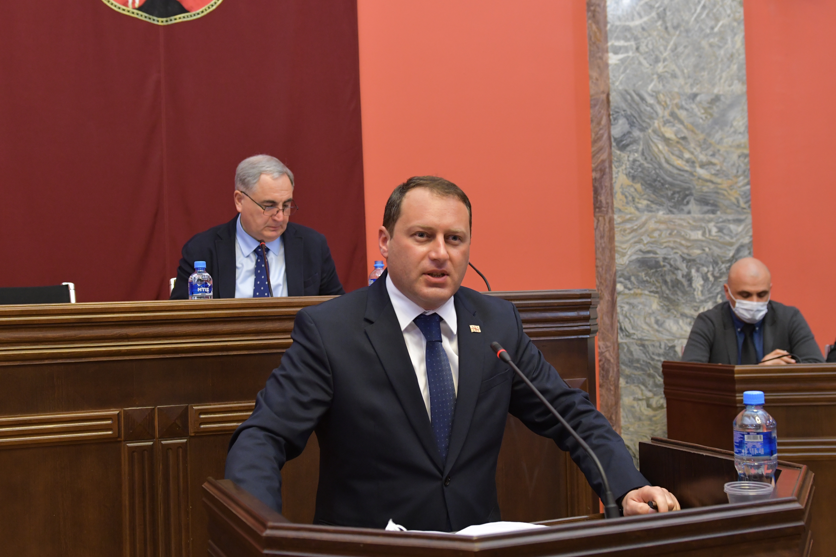 „გრანტების შესახებ“ კანონის პროექტს პარლამენტში განიხილავენ