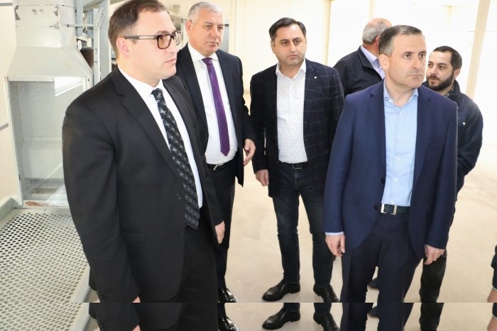 ფრიდონ ფუტკარაძემ სოფელ ძენწმანში თხილის მიმღებ-გადამამუშავებელი საწარმო დაათვალიერა