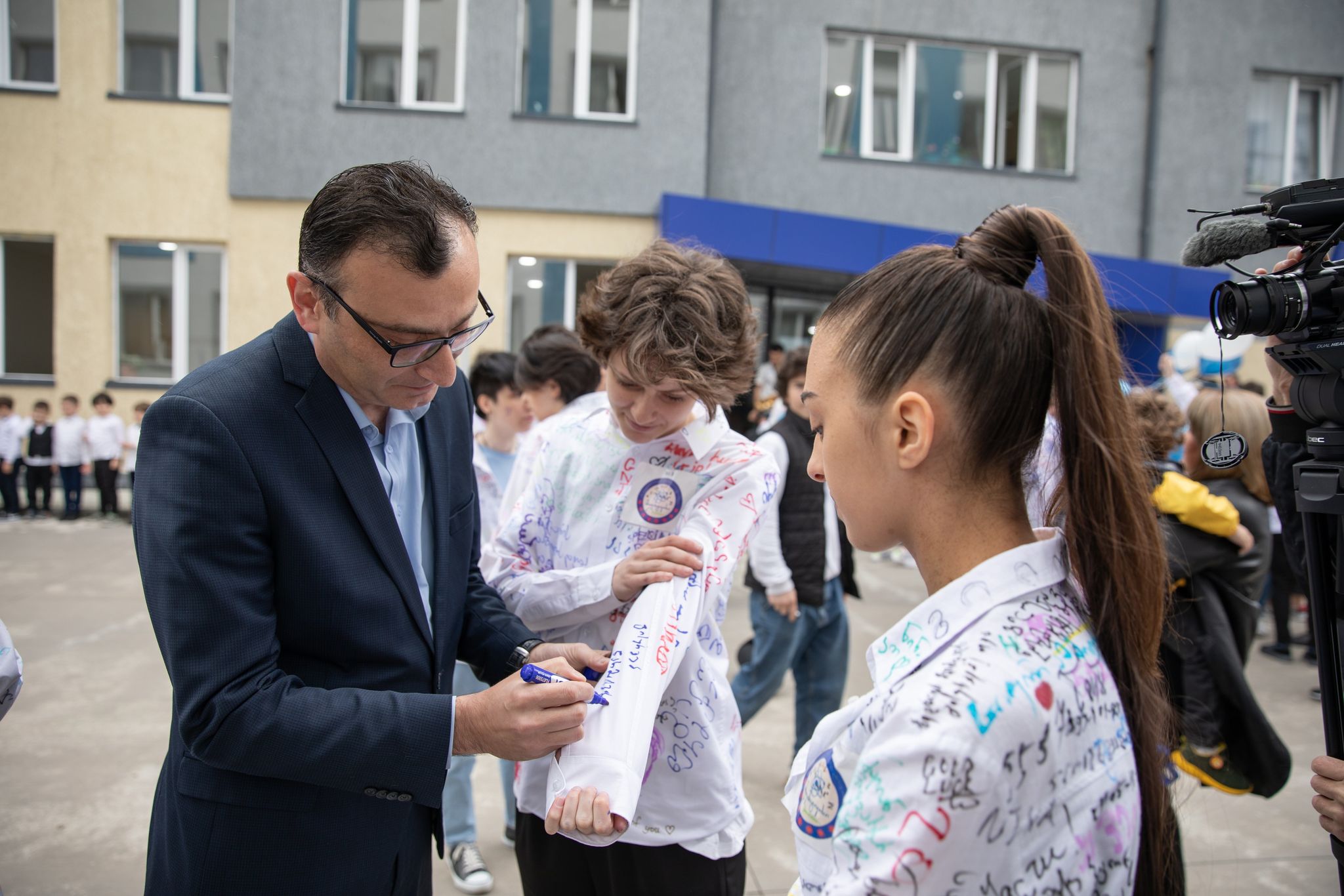 ტიტე აროშიძემ მე-12 კლასელებს ''ბოლო ზარი'' და სკოლის დამთავრება მიულოცა