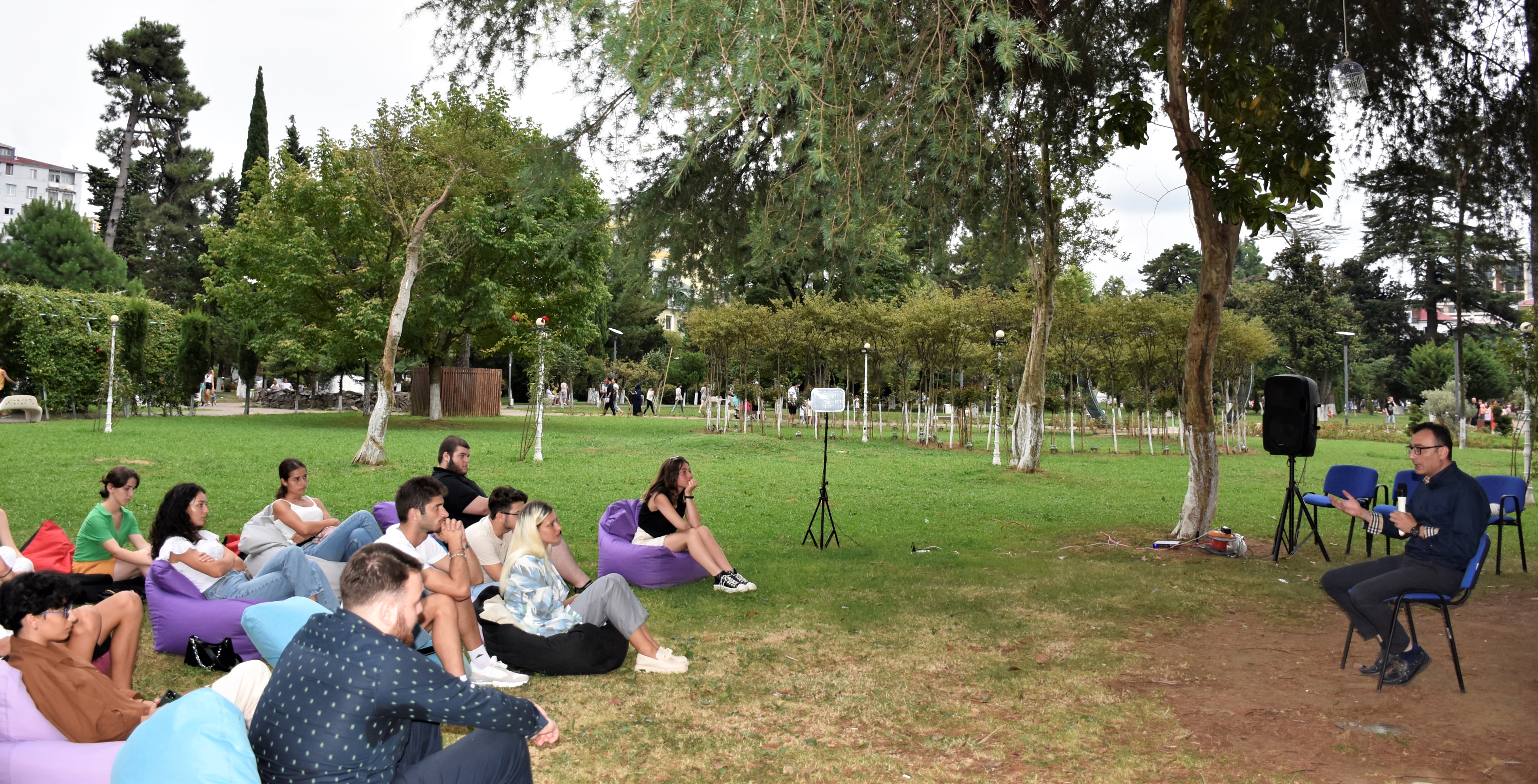 ტიტე აროშიძემ ბათუმის ცენტრალურ პარკში სტუდენტებისთვის საჯარო ლექცია წაიკითხა