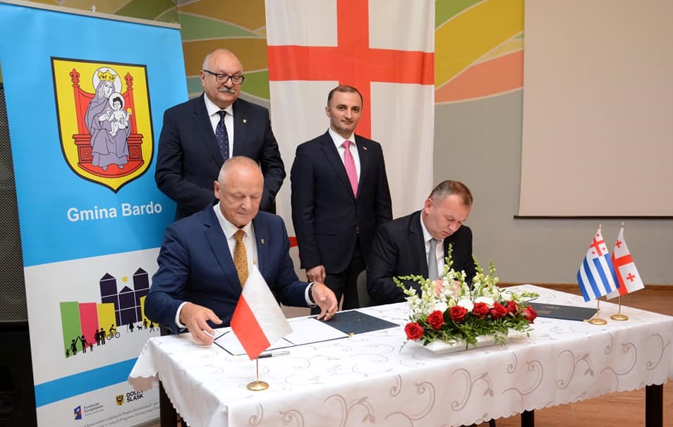 აჭარის დელეგაციის პოლონეთში ვიზიტის ფარგლებში ქედის მუნიციპალიტეტსა და  ქალაქ ბარდოს კომუნას შორის პარტნიორული თანამშრომლობის შესახებ შეთანხმება გაფორმდა