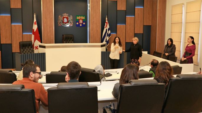 მარინე გვიანიძემ „თავისუფალ ჟურნალისტთა სახლის“ ბაზაზე არსებული ახალგაზრდული ცენტრის წარმომადგენლებს უმასპინძლა