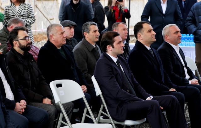 უმაღლესი საბჭოს წევრები კოლეჯ ''ბლექსის'' მშენებლობის დაწყების საზეიმო ცერემონიას დაესწრნენ
