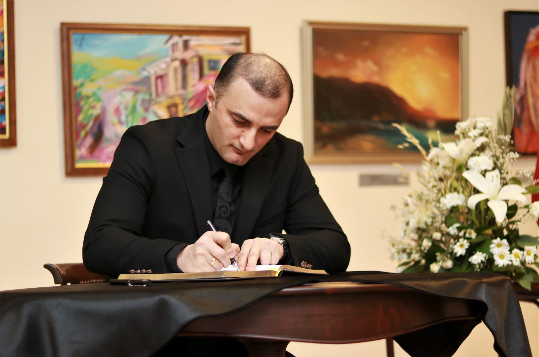 დავით გაბაიძემ თურქეთის გენერალურ საკონსულოში გახსნილ სამძიმრის წიგნში ჩანაწერი დატოვა