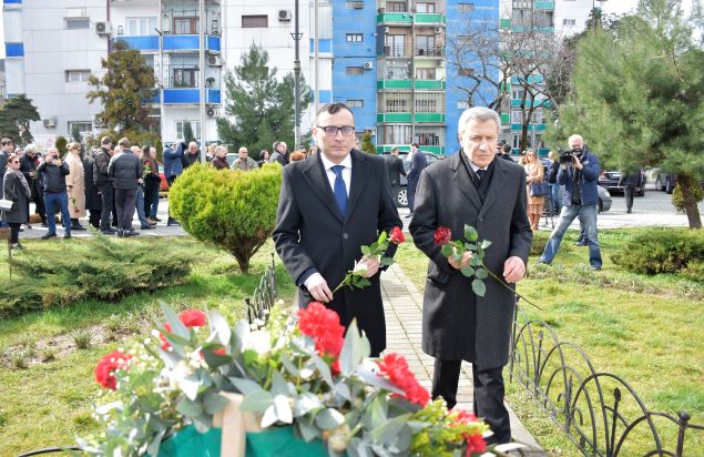 ოკუპაციის დღესთან დაკავშირებით უმაღლესი საბჭოს წევრებმა გმირთა  საძმო საფლავი ყვავილებით შეამკეს