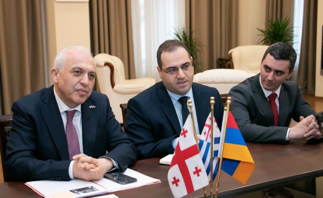 დავით გაბაიძემ საქართველოში სომხეთის რესპუბლიკის საგანგებო და სრულუფლებიან ელჩს აშოტ სმბატიანს უმასპინძლა