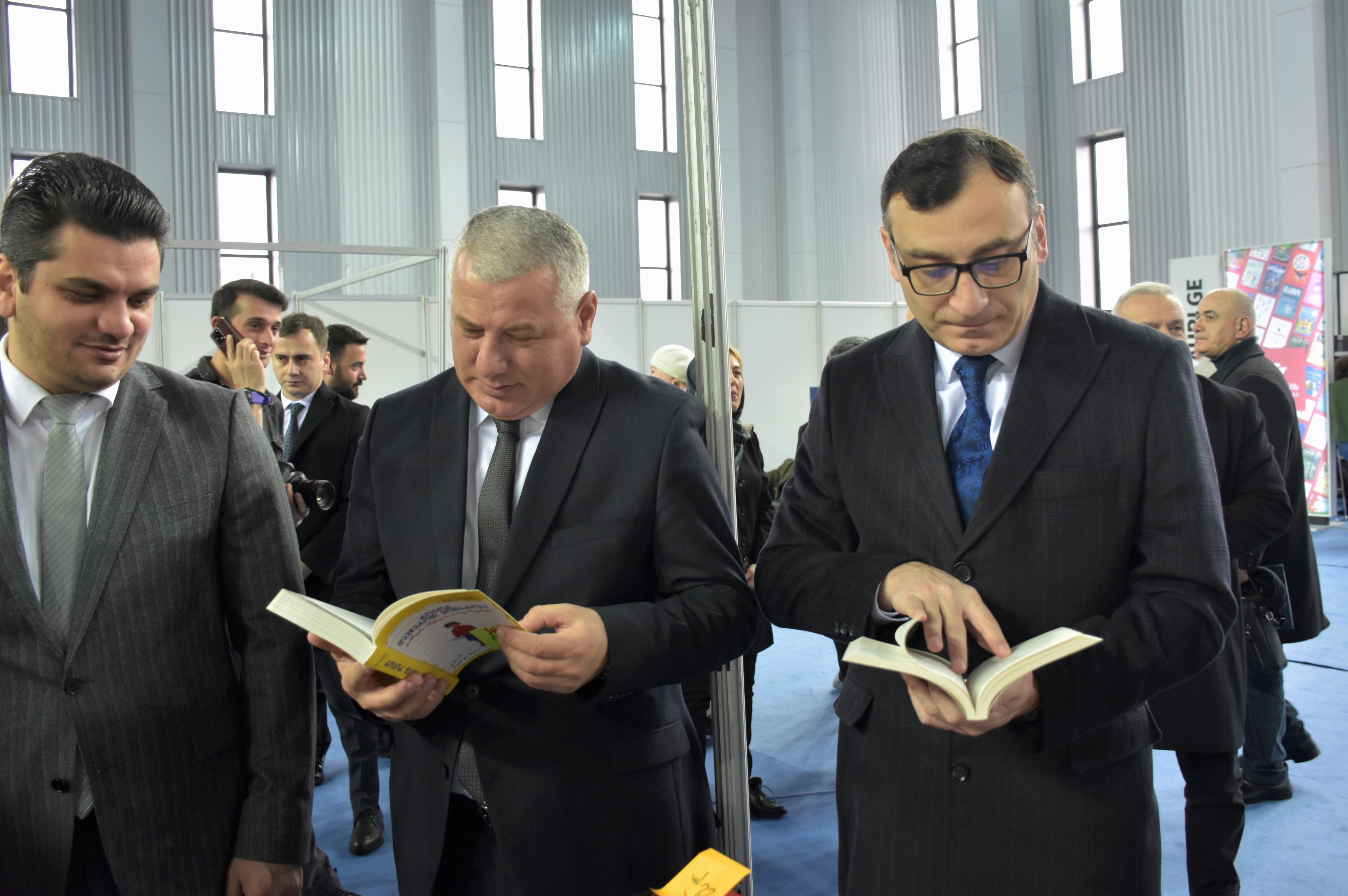 წიგნისა და უმაღლესი განათლების პირველი საერთაშორისო გამოფენა 