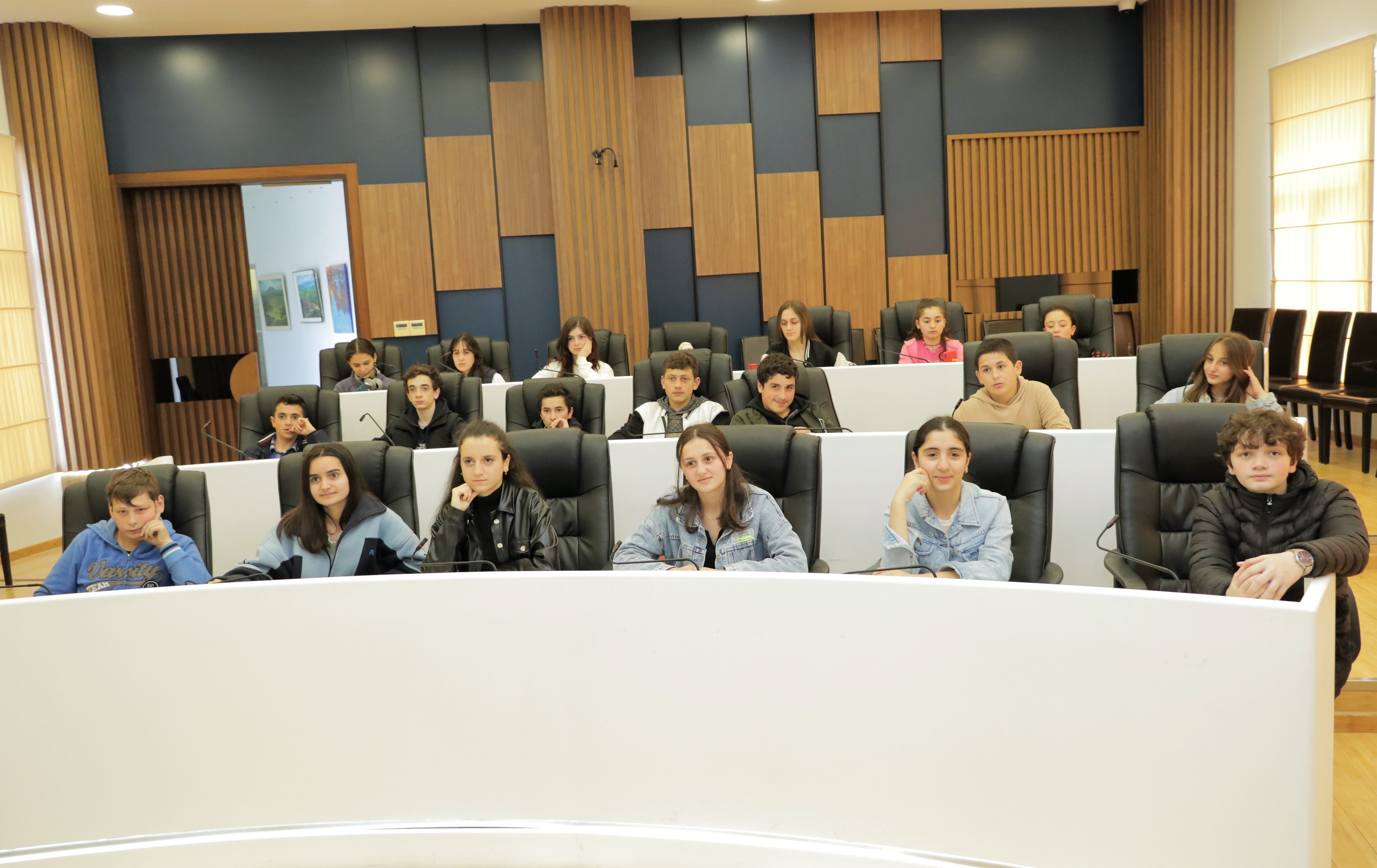 ექსკურსია - კირნათის საჯარო სკოლის მოსწავლეები უმაღლეს საბჭოში