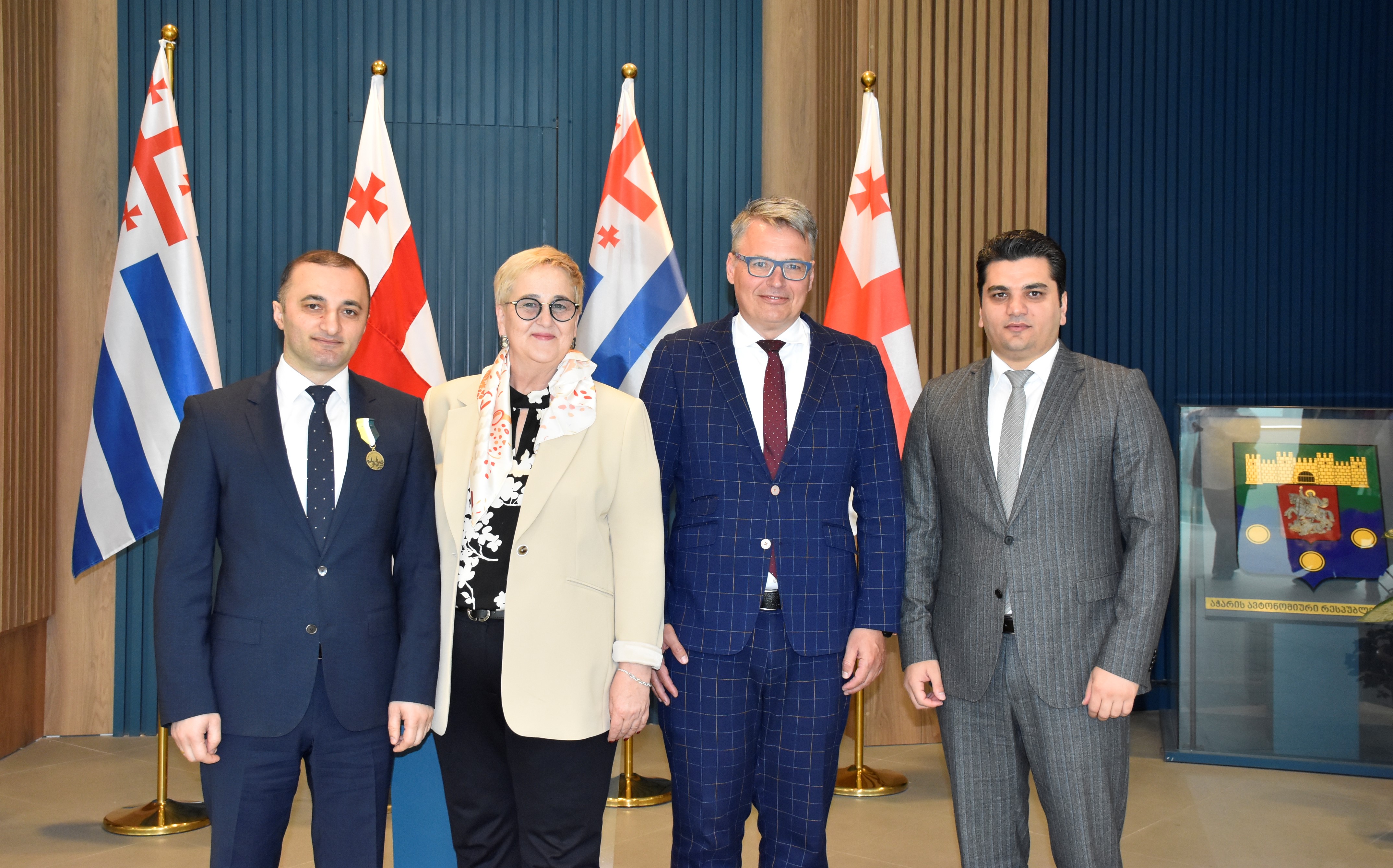 დავით გაბაიძე პოლონეთის ლუბუშის სავოევოდოს ქალაქ ზიელონა გორასა და ბათუმს შორის პარტნიორული ურთიერთობების განვითარებაში შეტანილი წვლილისათვის ოქროს მედლით დაჯილდოვდა