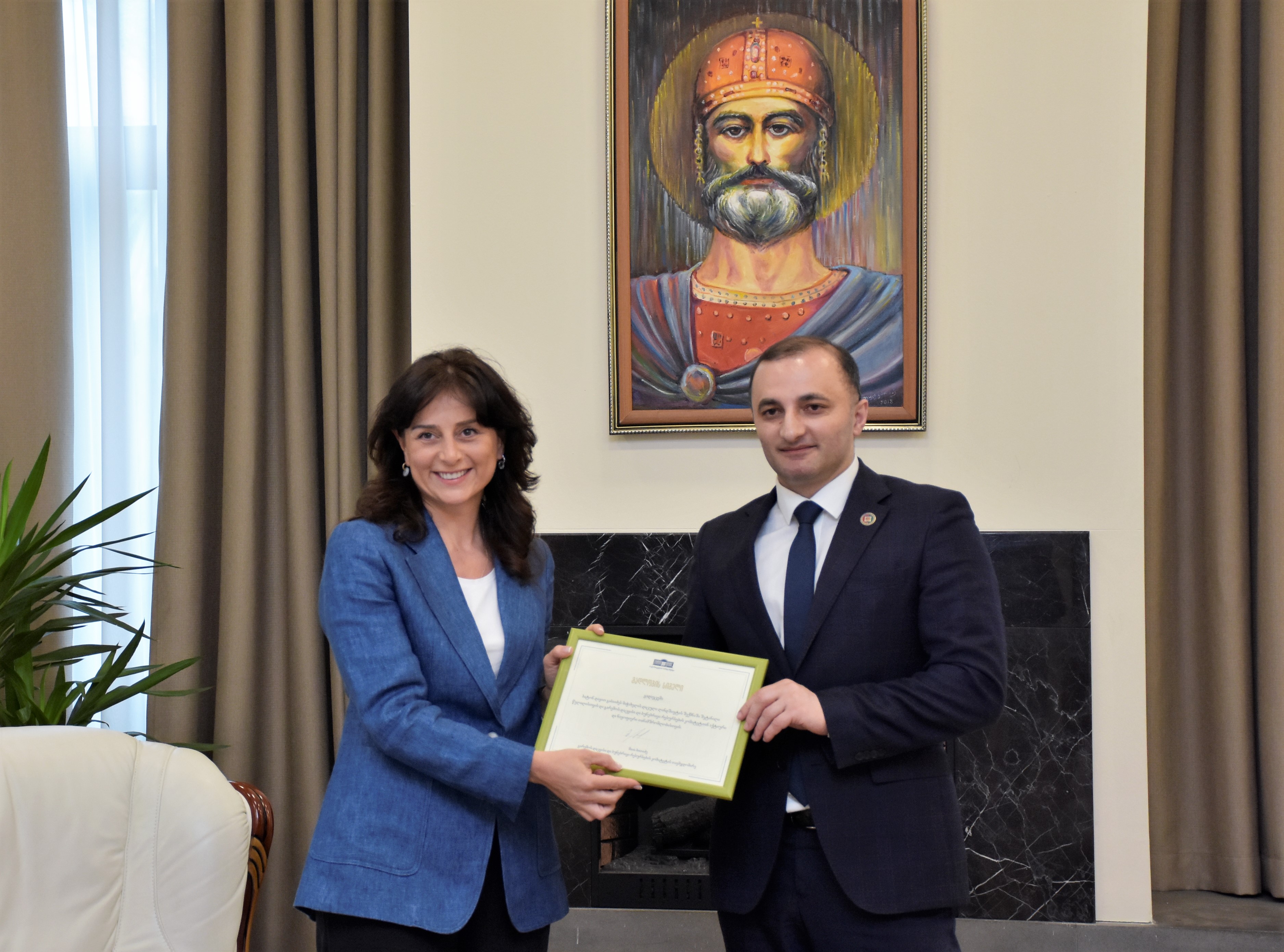 დავით გაბაიძეს საქართველოს პარლამენტის ''მადლობის სიგელი'' გადაეცა