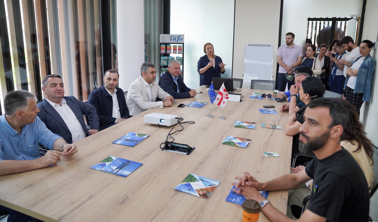 დავით გაბაიძე მაჭახელას ხეობაში, საქართველოს პარლამენტისა და უმაღლესი საბჭოს დარგობრივი კომიტეტებისა და აჭარის ტურიზმისა და კურორტების დეპარტამენტის ერთად იმყოფებოდა.