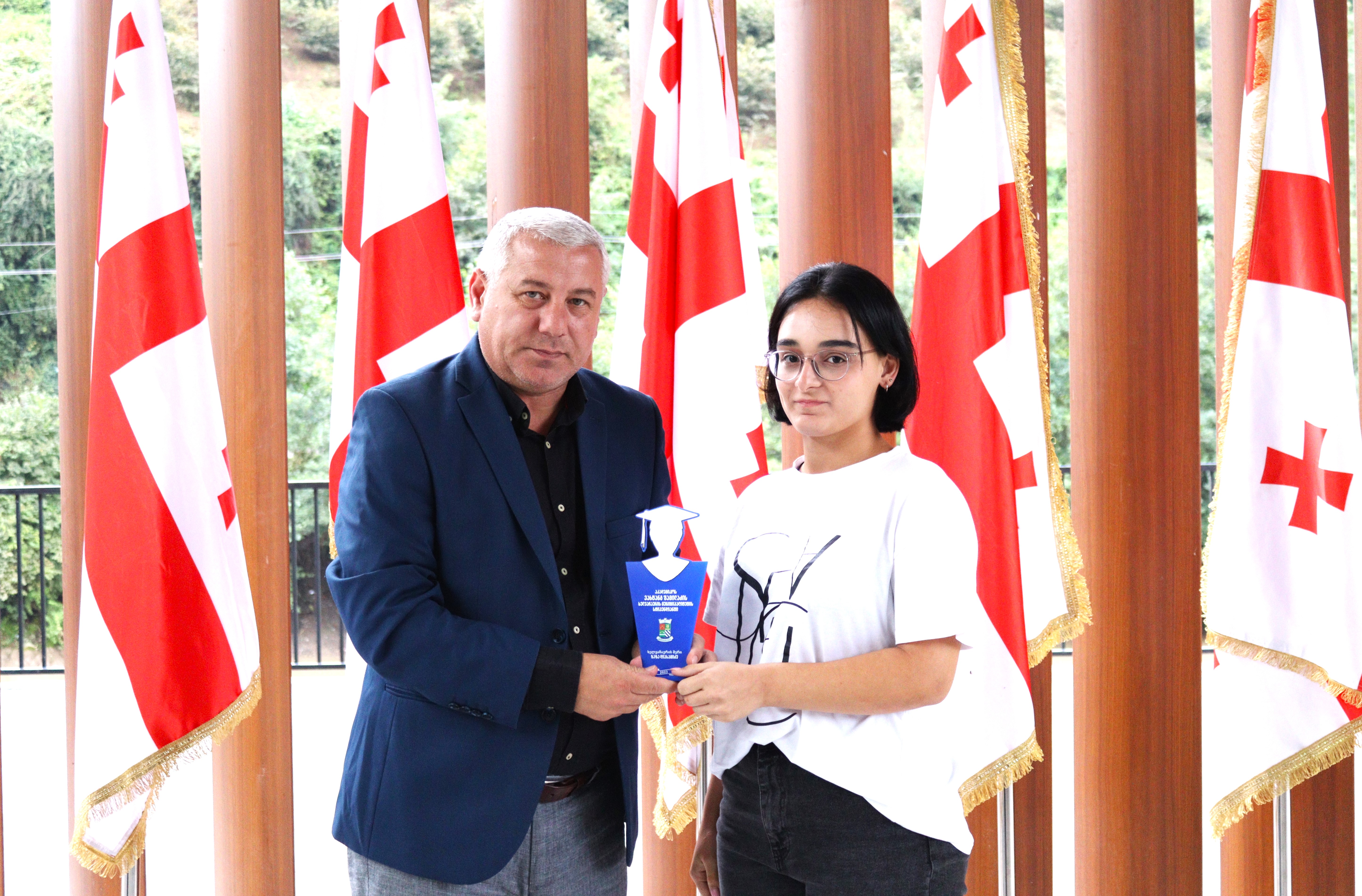 წარჩინებულ სტუდენტებს სტიპენდიები გადაეცათ