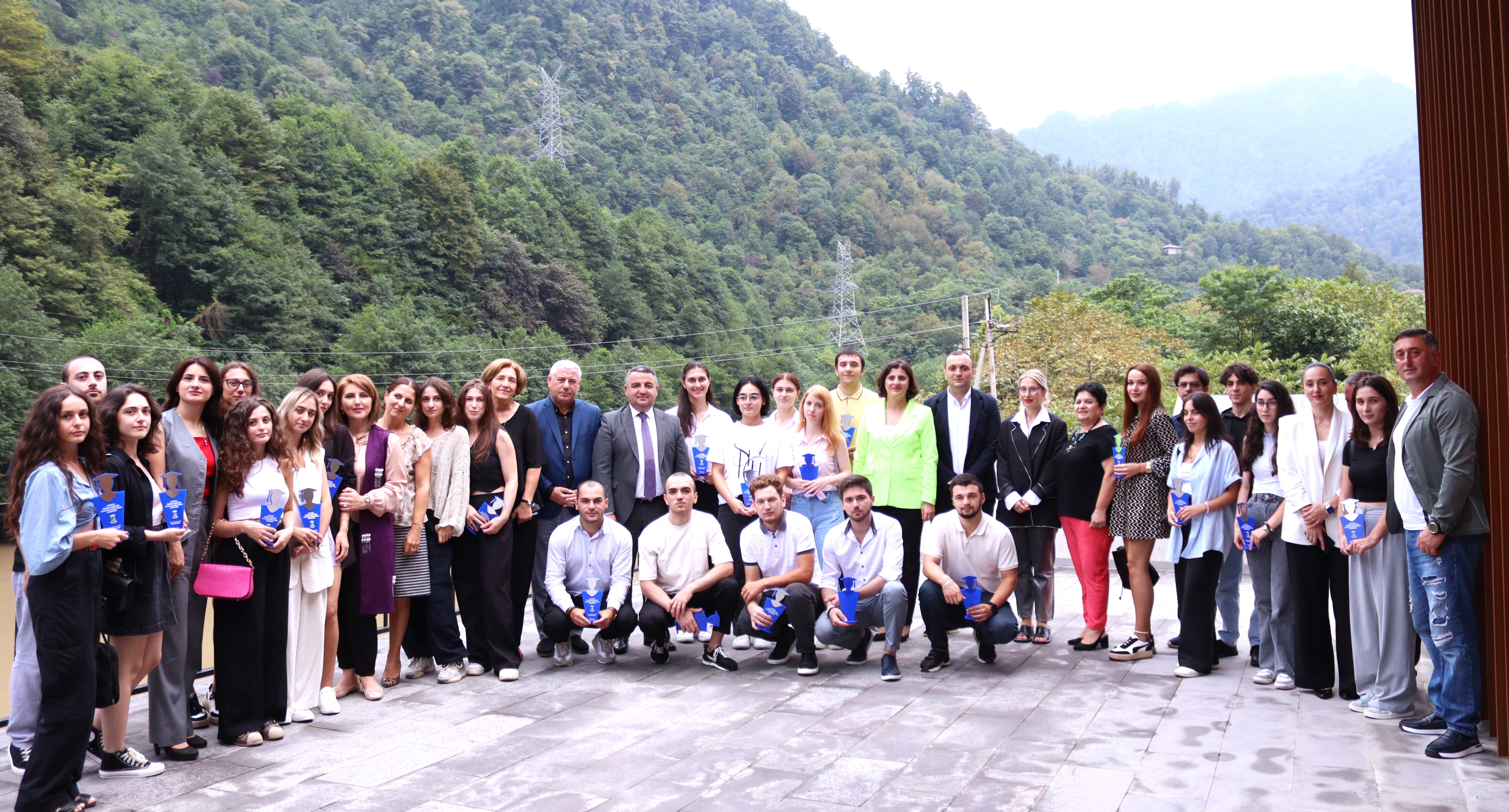 წარჩინებულ სტუდენტებს სტიპენდიები გადაეცათ