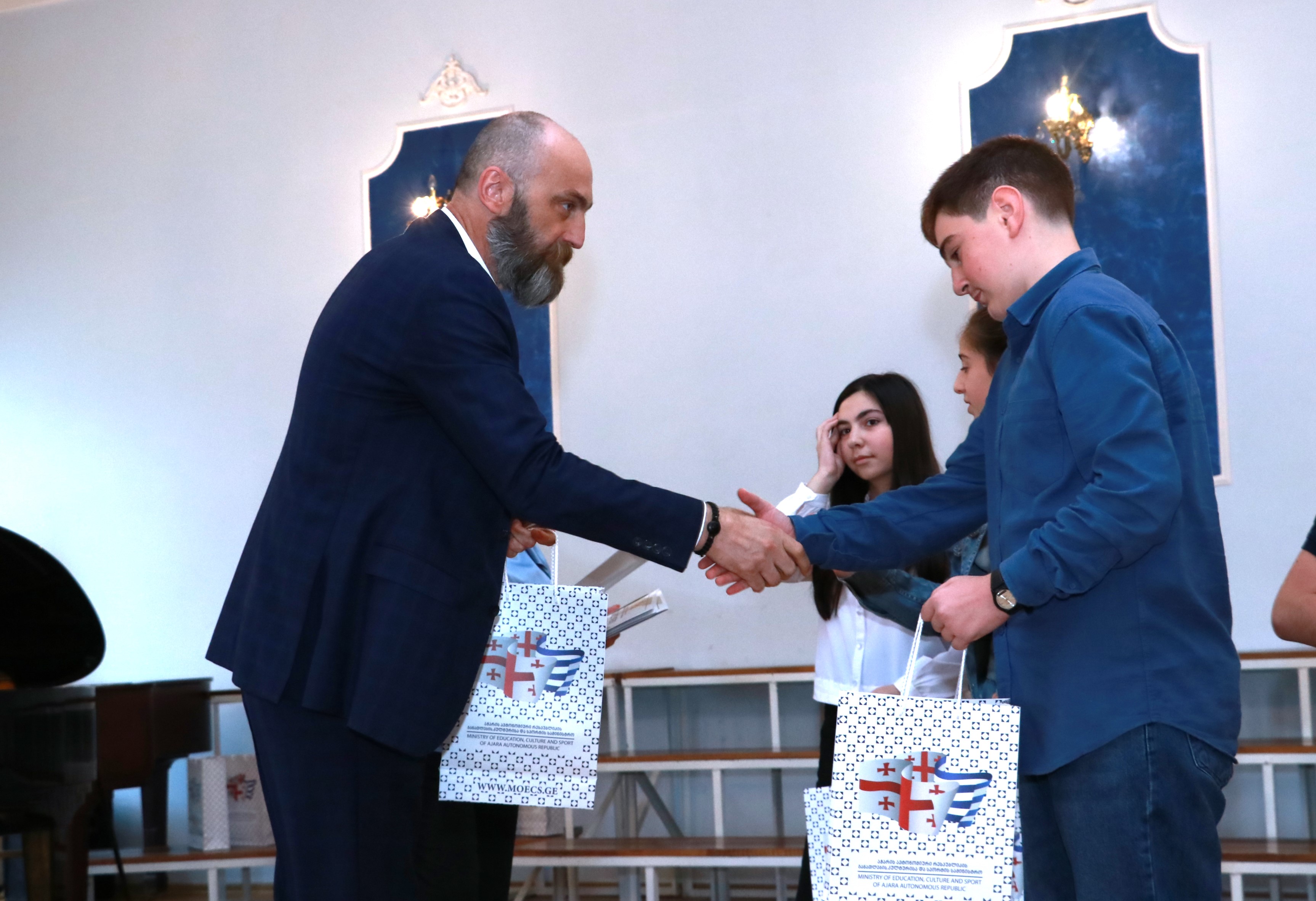 დავით გაბაიძემ და დავით ბაციკაძემ გამარჯვებული მოსწავლეები დააჯილდოვეს