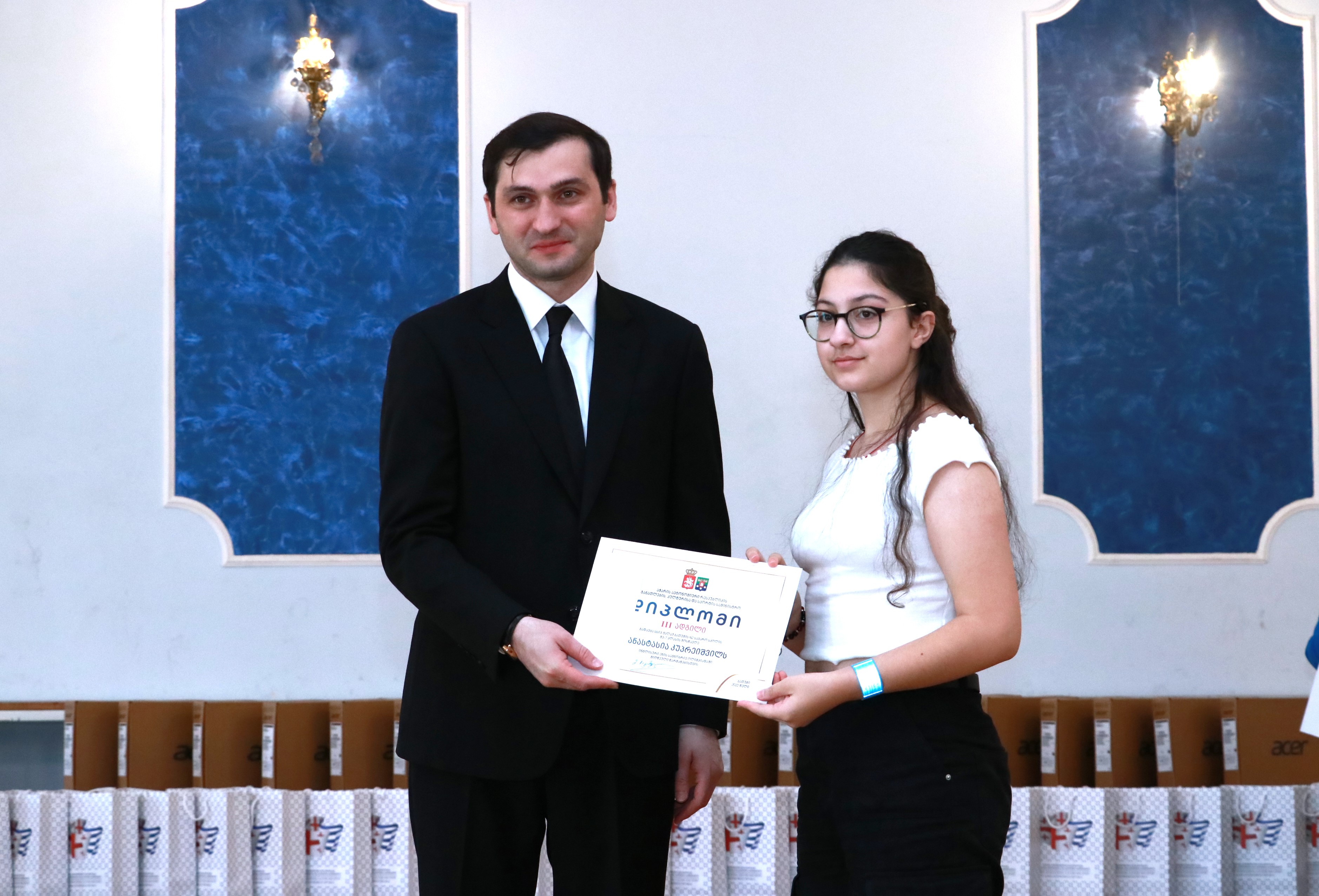 დავით გაბაიძემ და დავით ბაციკაძემ გამარჯვებული მოსწავლეები დააჯილდოვეს