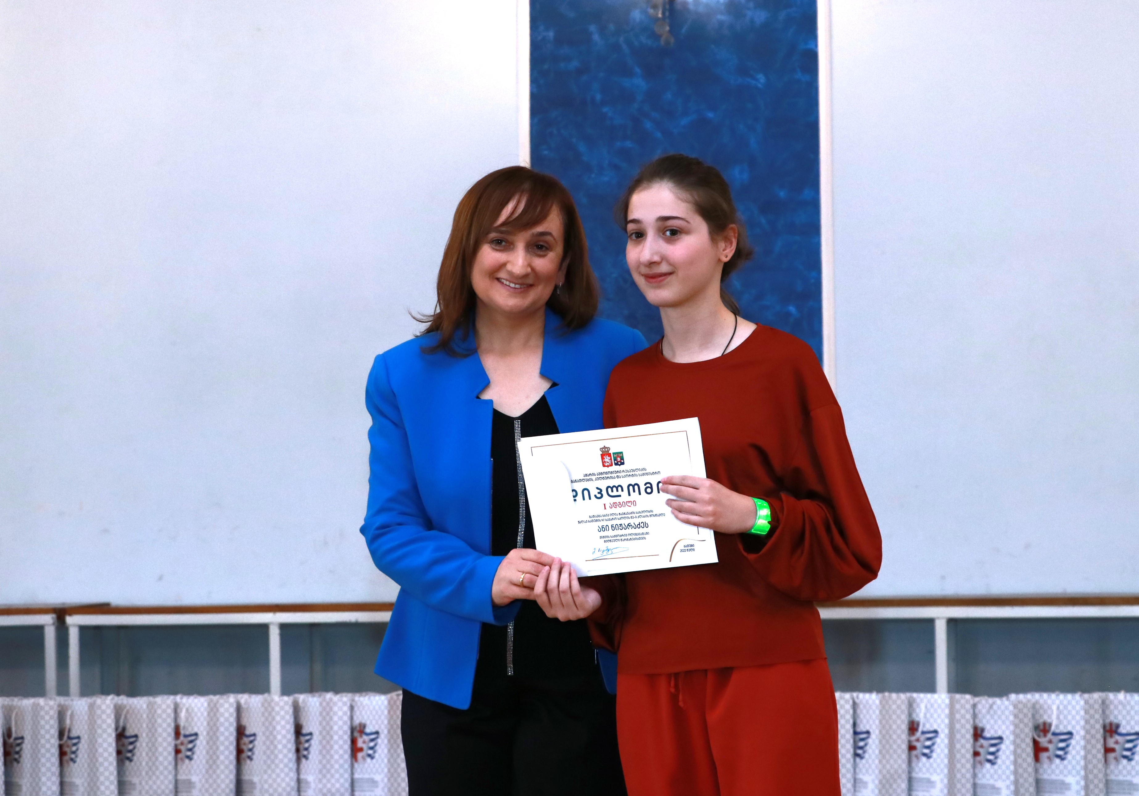 დავით გაბაიძემ და დავით ბაციკაძემ გამარჯვებული მოსწავლეები დააჯილდოვეს