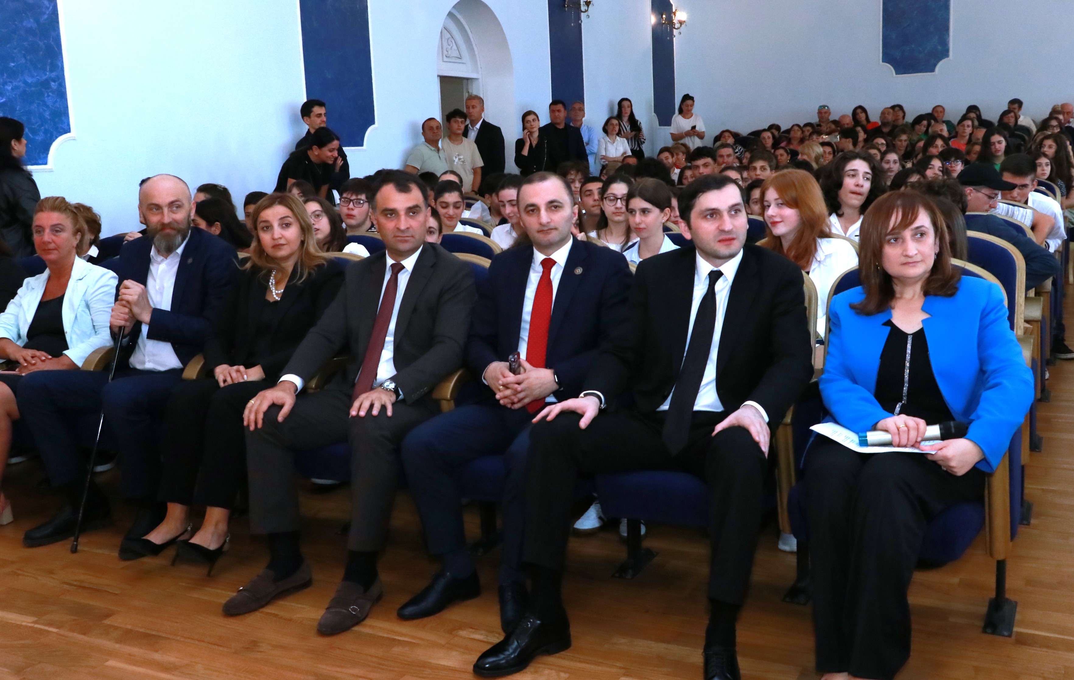 დავით გაბაიძემ და დავით ბაციკაძემ გამარჯვებული მოსწავლეები დააჯილდოვეს