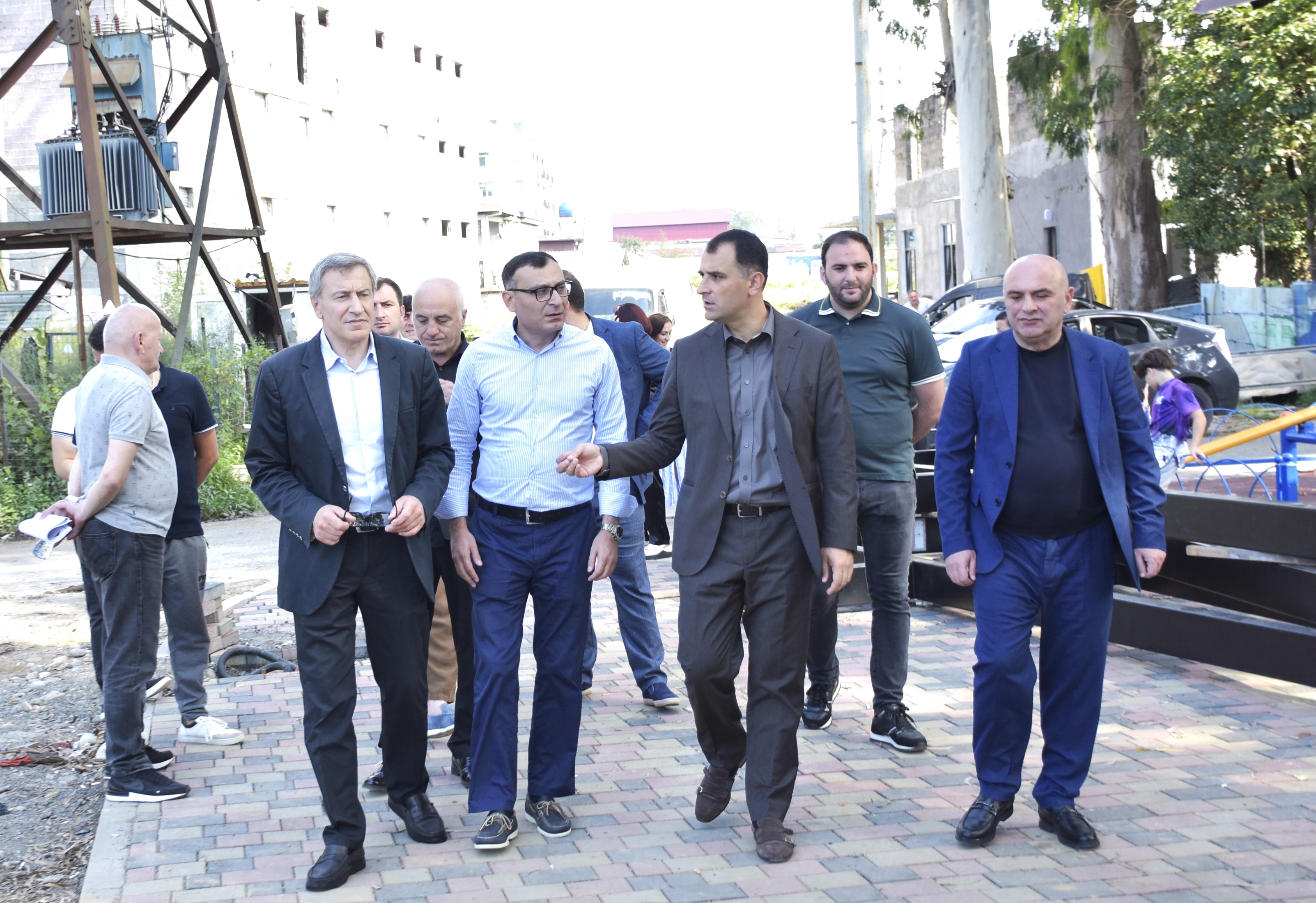 მირიან  მეფის ქუჩის N13-15-ის მიმდებარედ  სკვერი შენდება