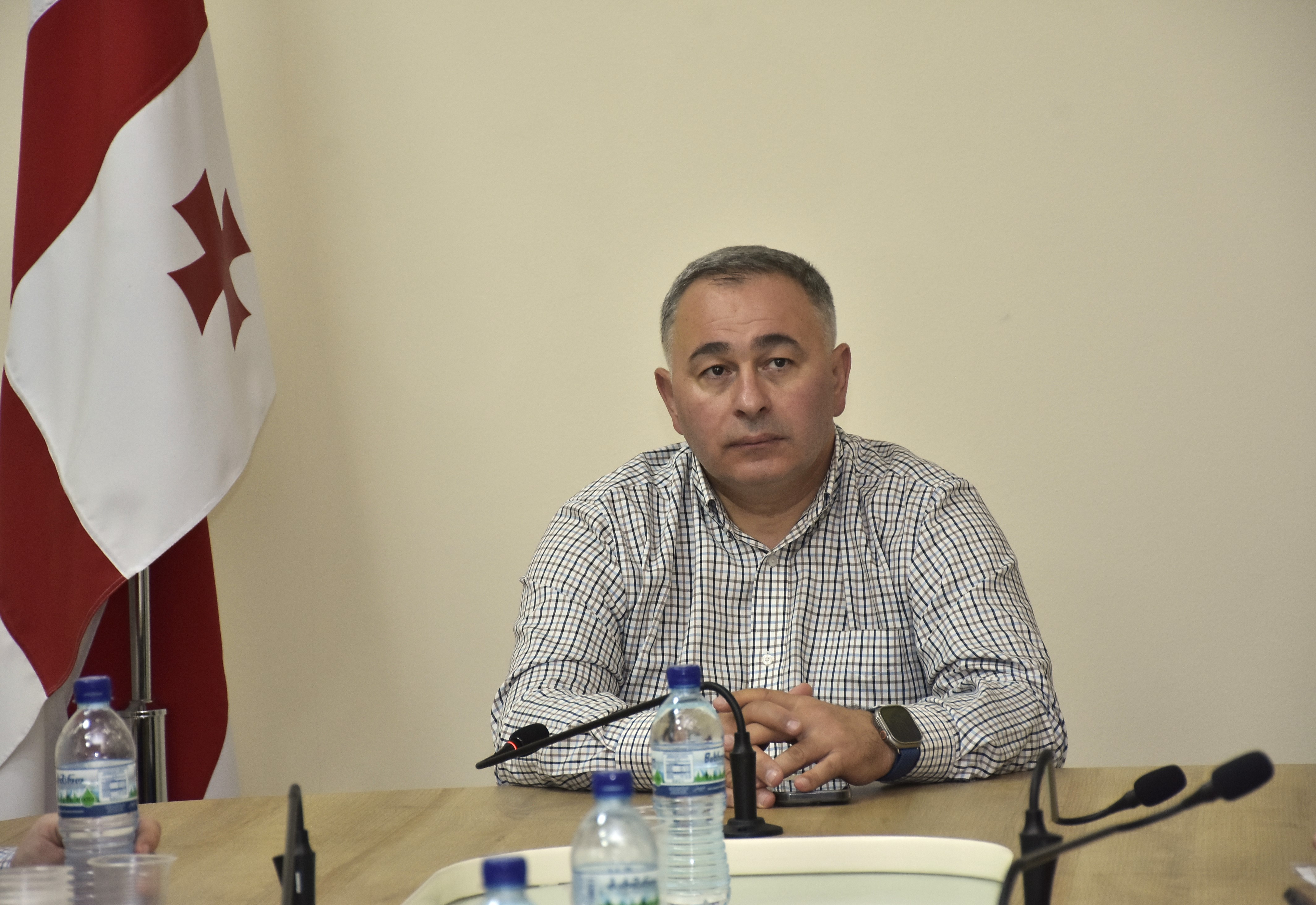 ფრაქცია „ერთიანი ნაციონალური მოძრაობის“ წევრებმა ოპოზიციური პარტიების წარმომადგენლებს მათ მიერ ინიცირებული კანონპროექტი გააცნეს