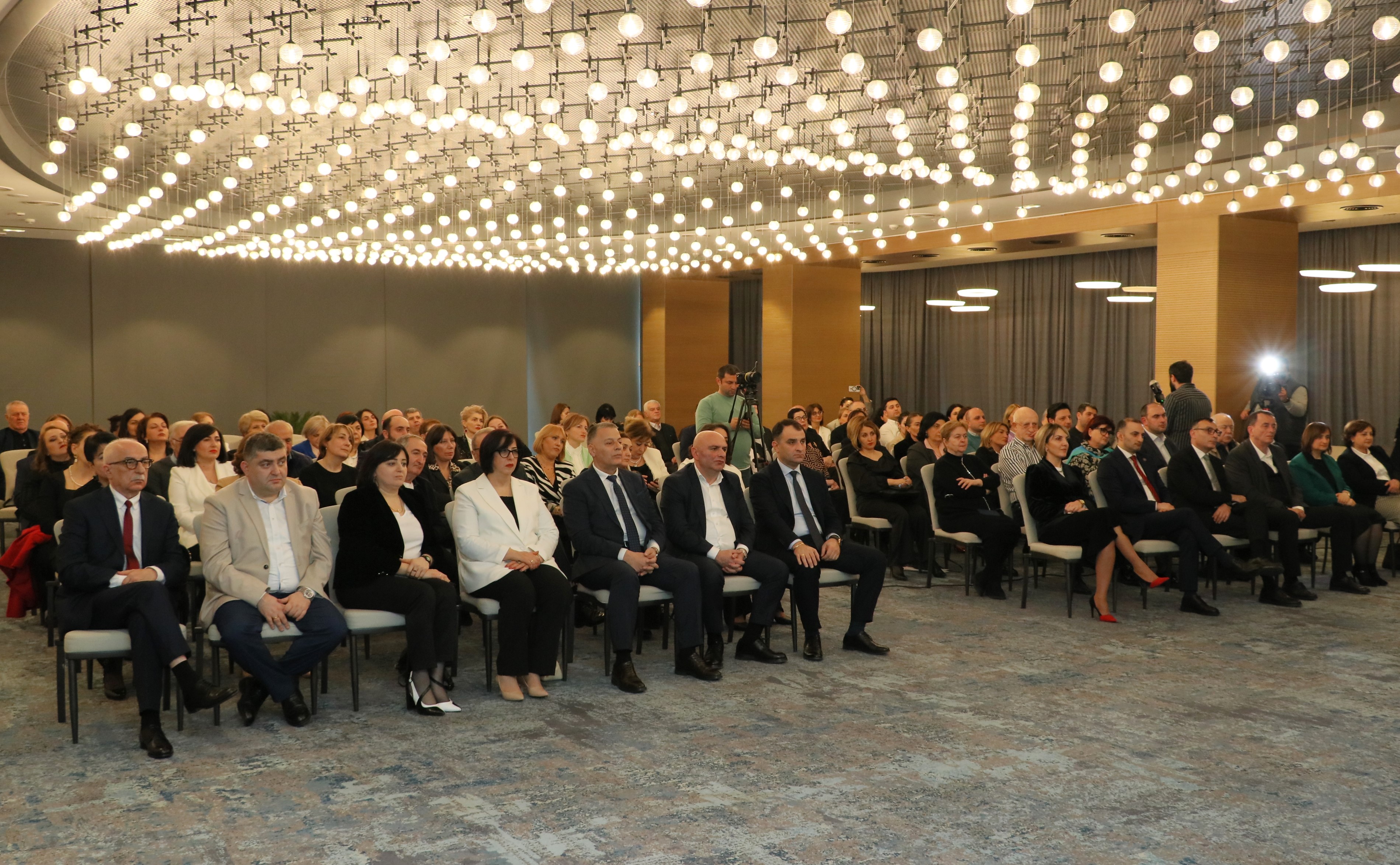 დავით გაბაიძემ მედიკოსებს პროფესიული დღე მიულოცა