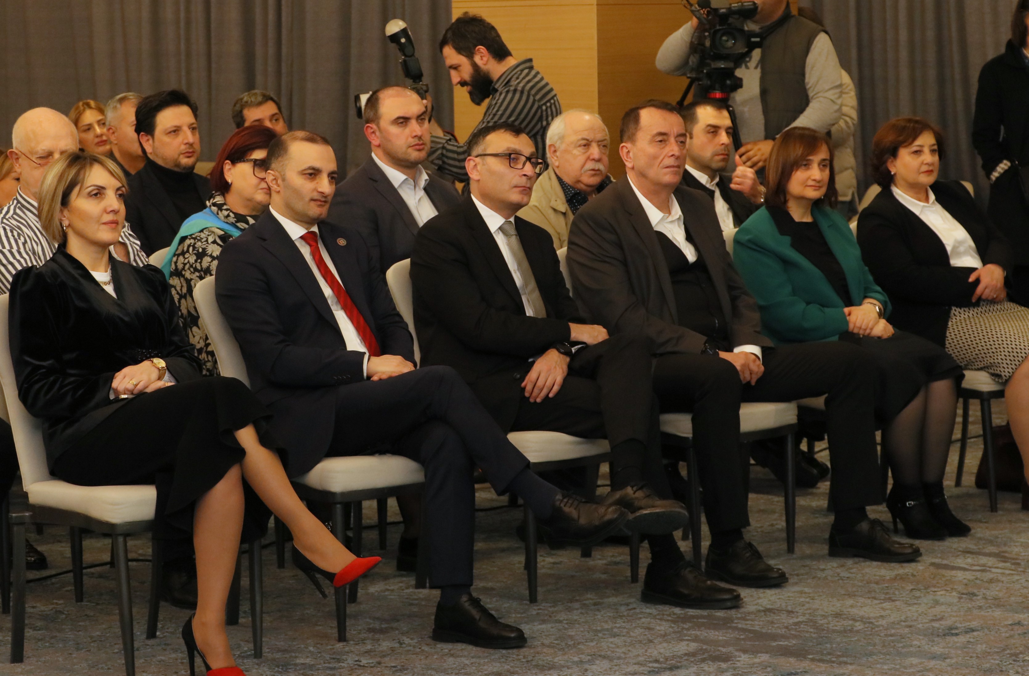 დავით გაბაიძემ მედიკოსებს პროფესიული დღე მიულოცა