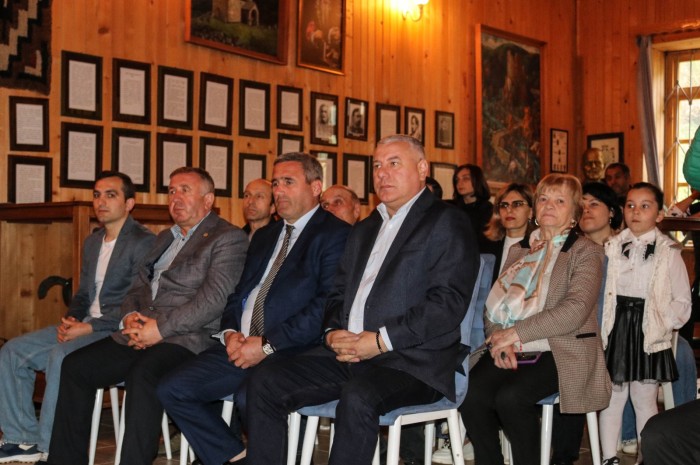 ფრიდონ ფუტკარაძე დედაენის დღისადმი მიძღვნილ ღონისძიებას დაესწრო