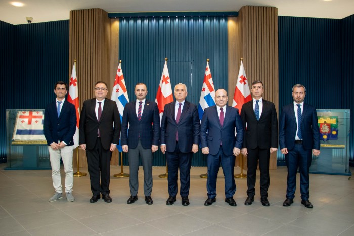 დავით გაბაიძემ, ტრაპიზონისა და ართვინის გუბერნატორებს - აზიზ ილდირიმს და ჯენგიზ უნსალთანს უმასპინძლა