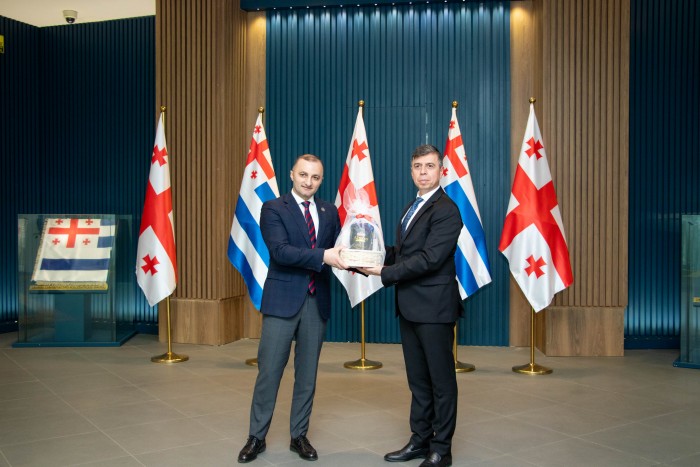 დავით გაბაიძემ, ტრაპიზონისა და ართვინის გუბერნატორებს - აზიზ ილდირიმს და ჯენგიზ უნსალთანს უმასპინძლა