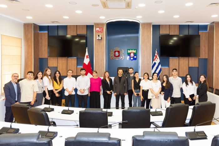 დავით გაბაიძე, პროექტის - „ვიზიტები სახელმწიფო უწყებებში“ მონაწილე სტუდენტებს შეხვდა