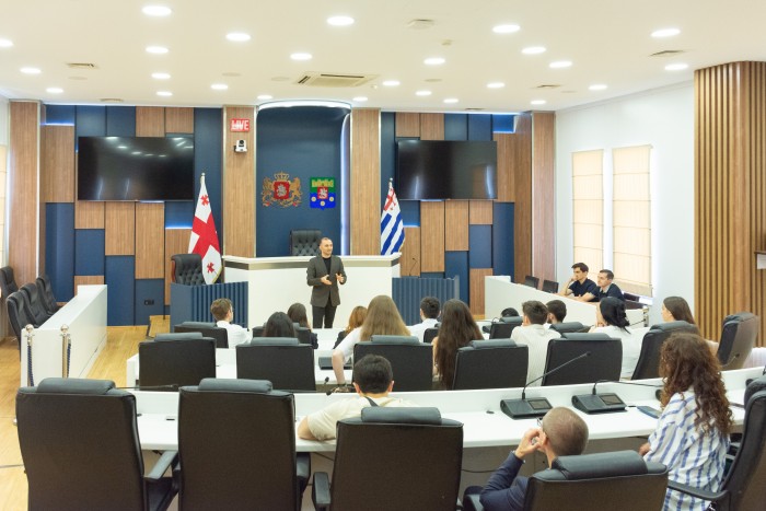 დავით გაბაიძე, პროექტის - „ვიზიტები სახელმწიფო უწყებებში“ მონაწილე სტუდენტებს შეხვდა