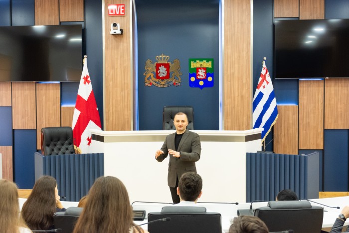 დავით გაბაიძე, პროექტის - „ვიზიტები სახელმწიფო უწყებებში“ მონაწილე სტუდენტებს შეხვდა