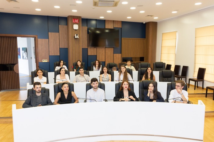 დავით გაბაიძე, პროექტის - „ვიზიტები სახელმწიფო უწყებებში“ მონაწილე სტუდენტებს შეხვდა