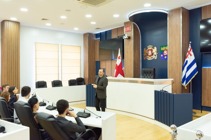 დავით გაბაიძე, პროექტის - „ვიზიტები სახელმწიფო უწყებებში“ მონაწილე სტუდენტებს შეხვდა
