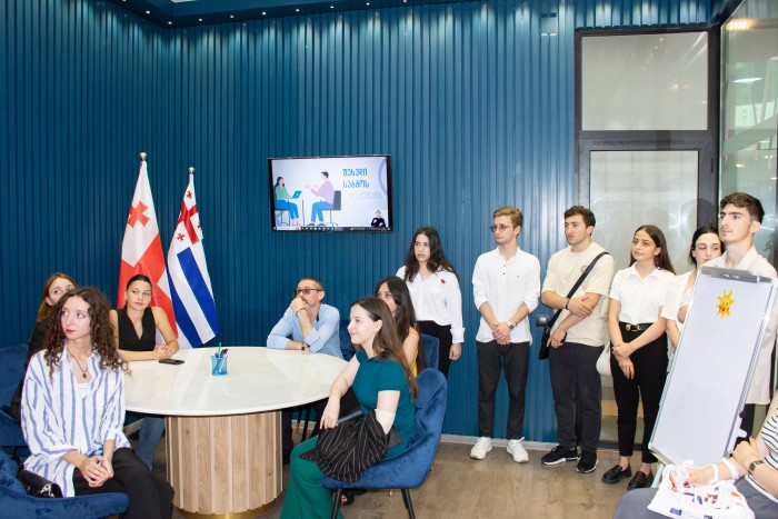 დავით გაბაიძე, პროექტის - „ვიზიტები სახელმწიფო უწყებებში“ მონაწილე სტუდენტებს შეხვდა