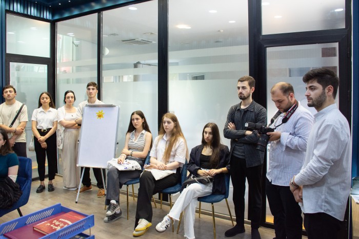 დავით გაბაიძე, პროექტის - „ვიზიტები სახელმწიფო უწყებებში“ მონაწილე სტუდენტებს შეხვდა