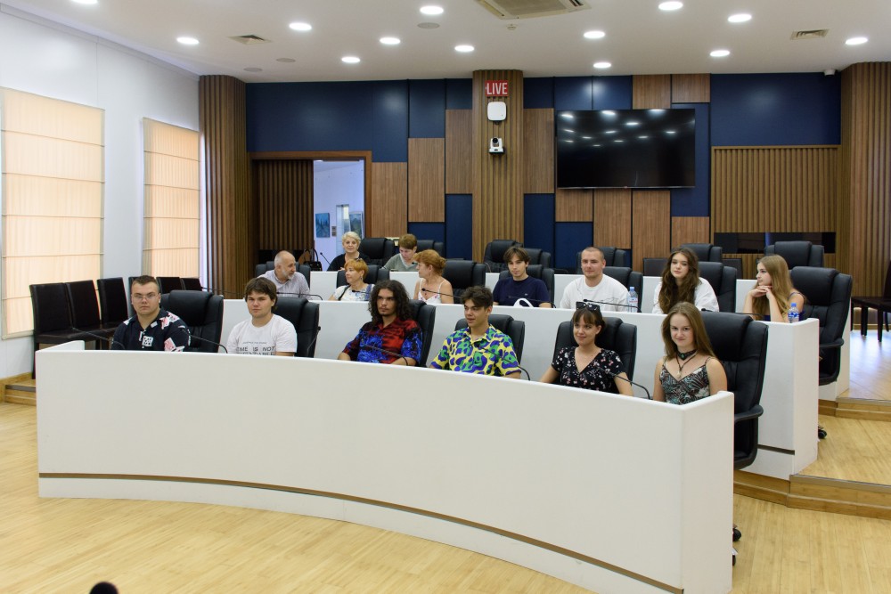 აჭარის უმაღლეს საბჭოს პოლონელი ახალგაზრდები ეწვივნენ