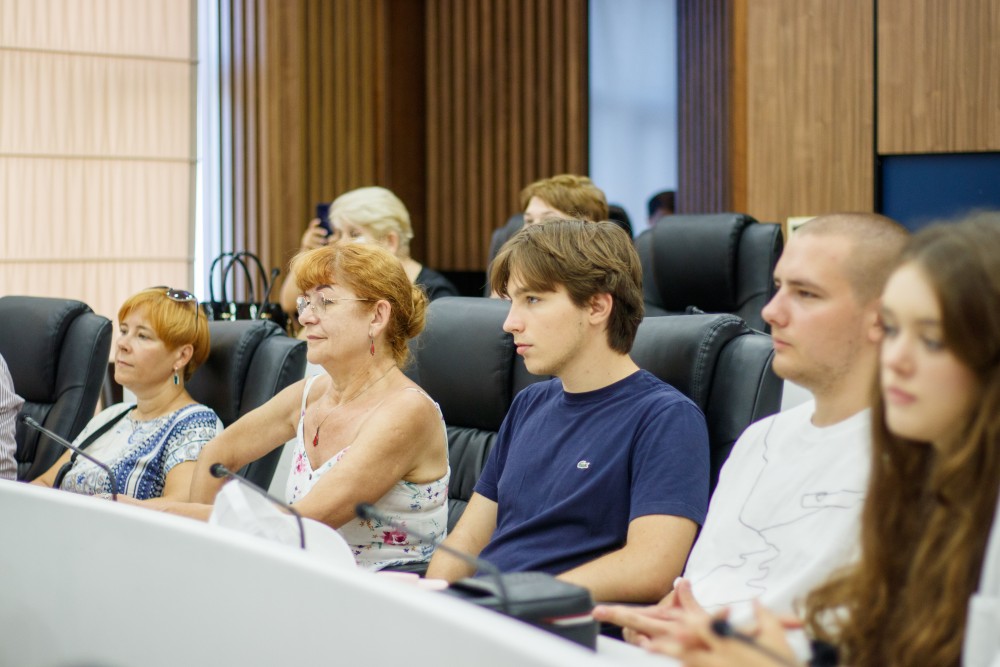 აჭარის უმაღლეს საბჭოს პოლონელი ახალგაზრდები ეწვივნენ