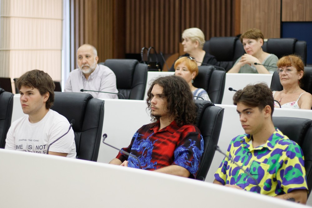 აჭარის უმაღლეს საბჭოს პოლონელი ახალგაზრდები ეწვივნენ