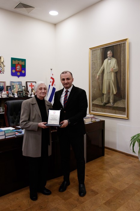 დავით გაბაიძემ მეცნიერ-თანამშრომლები დააჯილდოვა