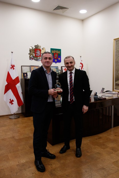 დავით გაბაიძემ მეცნიერ-თანამშრომლები დააჯილდოვა