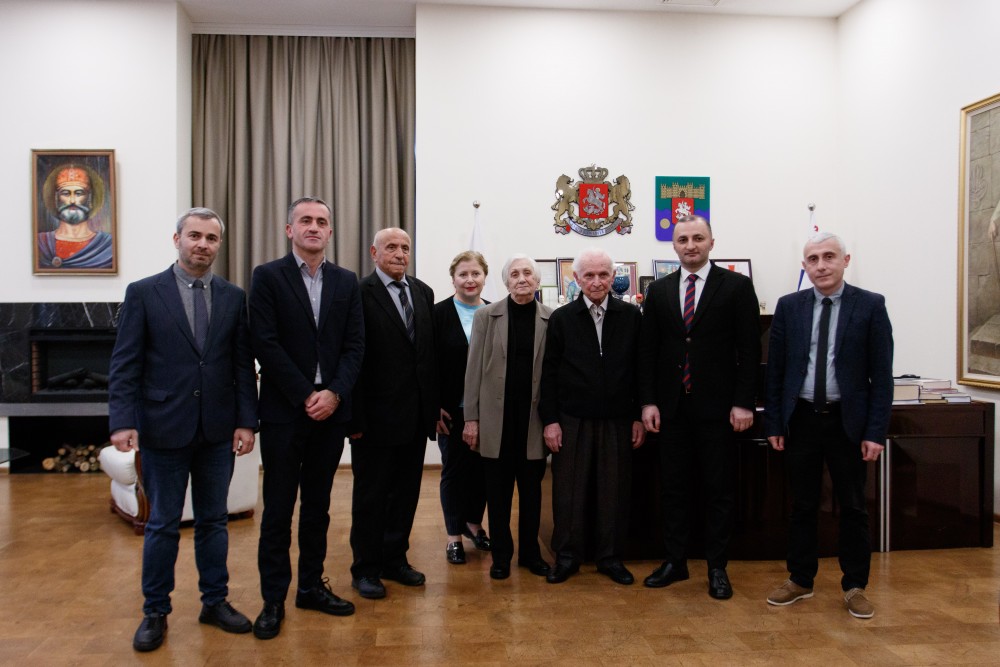 დავით გაბაიძემ მეცნიერ-თანამშრომლები დააჯილდოვა