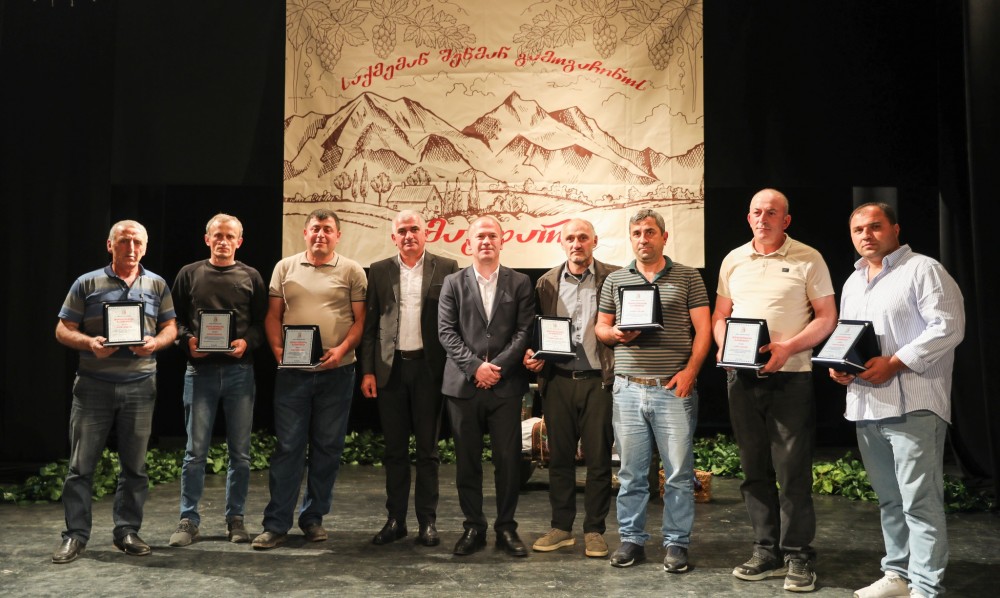  ხულოში ღვაწლმოსილი ადამიანები დააჯილდოვეს